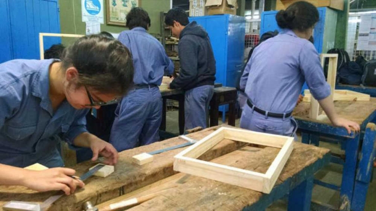 PISA 2022 en Argentina: adolescentes de 15 años y el dinero como freno al futuro.