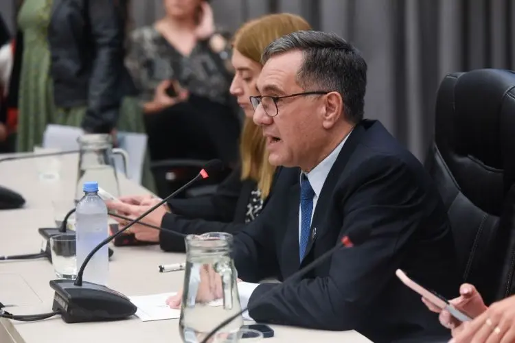 EDUCACIÓN ESENCIAL I Dictaminan Ley de «Servicio Estratégico Esencial» para la Educación en la Comisión de Educación