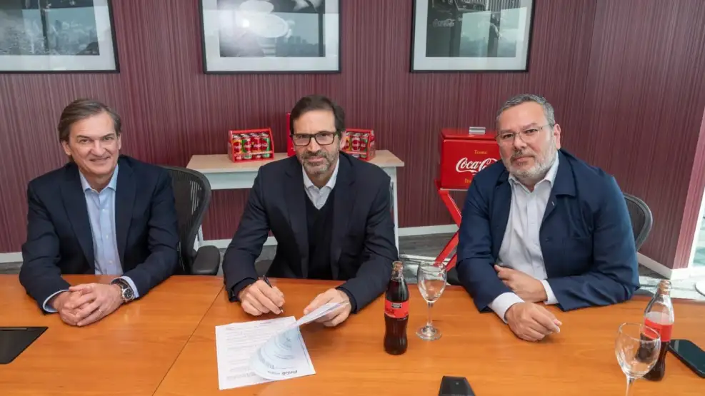 Fabián Castelli, CEO de Coca-Cola Andina Argentina, Gustavo Mariani, CEO de Pampa Energía y Abelardo Gudiño, Gerente General de Coca-Cola Argentina. | Gtlza. Pampa Energía.