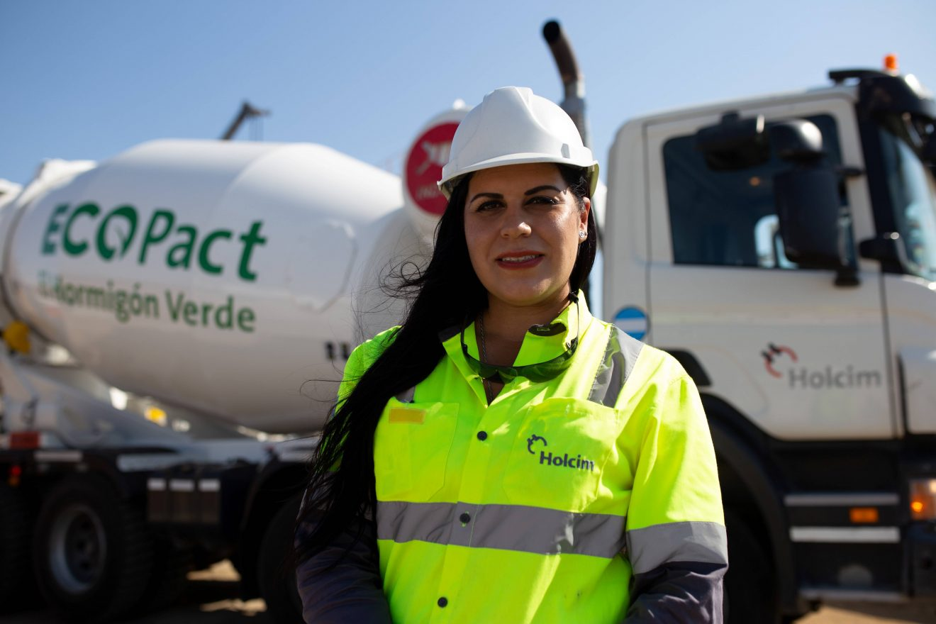 Holcim entrega USD 3500 a Mujeres que Lideran la Construcción»