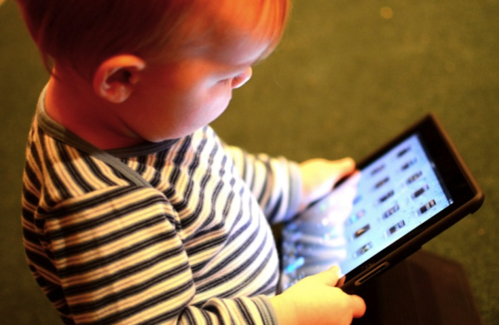 Chicos.net lanza la campaña “Sé la mejor influencia” para ayudar a madres y padres a acompañar a adolescentes frente a las redes.