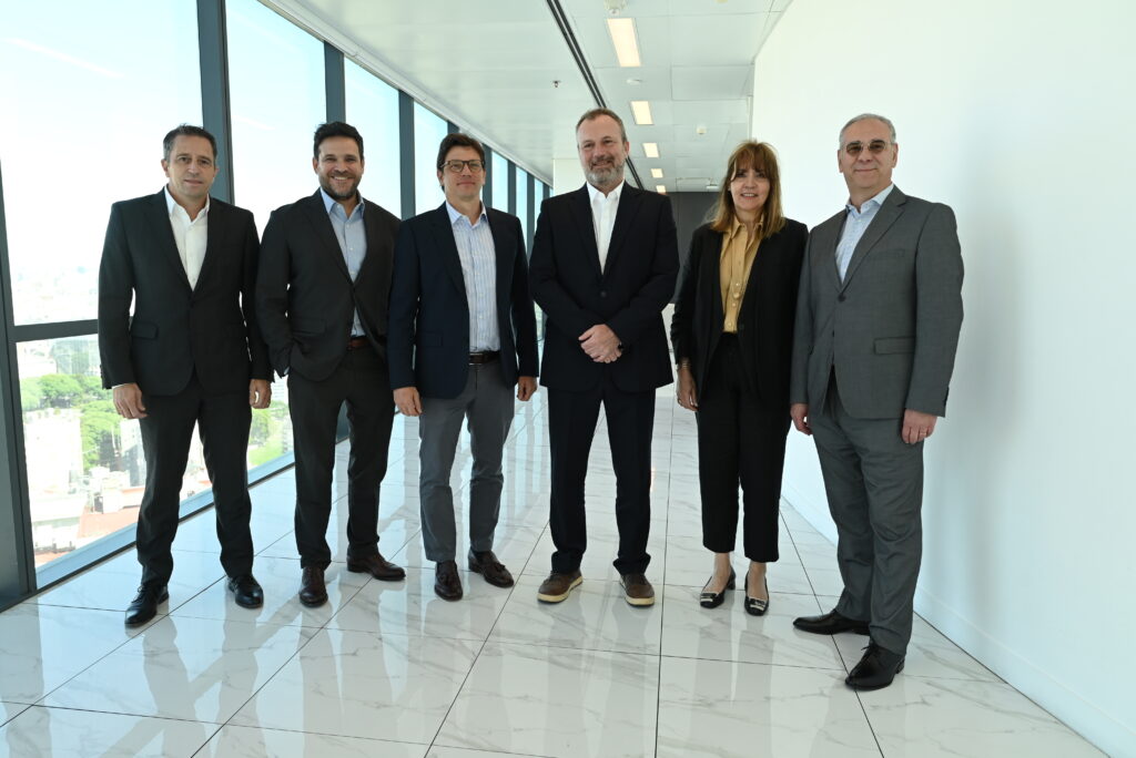 De izquierda a derecha: Fernando Kejval -Gerente Coordinación, Estrategia & RCA Empresas de BBVA en Argentina- Hernán Jordán -Director de Banca empresas e Instituciones de BBVA en Argentina- Jorge A Bledel -Presidente Ejecutivo de BBVA en Argentina- Dominique Signora - Director Regional de Stellantis Financial Services (Latam)- Adriana Barraco - CEO PSA Finance - Gustavo Ávila – CEO FCA Compañía Financiera De izquierda a derecha: Fernando Kejval -Gerente Coordinación, Estrategia & RCA Empresas de BBVA en Argentina- Hernán Jordán -Director de Banca empresas e Instituciones de BBVA en Argentina- Jorge A Bledel -Presidente Ejecutivo de BBVA en Argentina- Dominique Signora - Director Regional de Stellantis Financial Services (Latam)- Adriana Barraco - CEO PSA Finance - Gustavo Ávila – CEO FCA Compañía Financiera