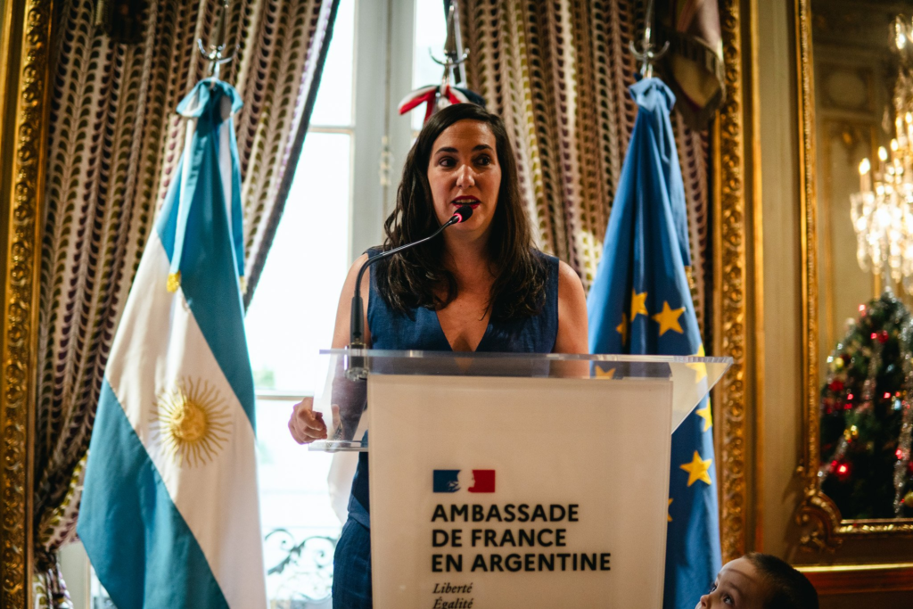 Camila Perochena al recibir el Premio Científicas Que Cuentan.