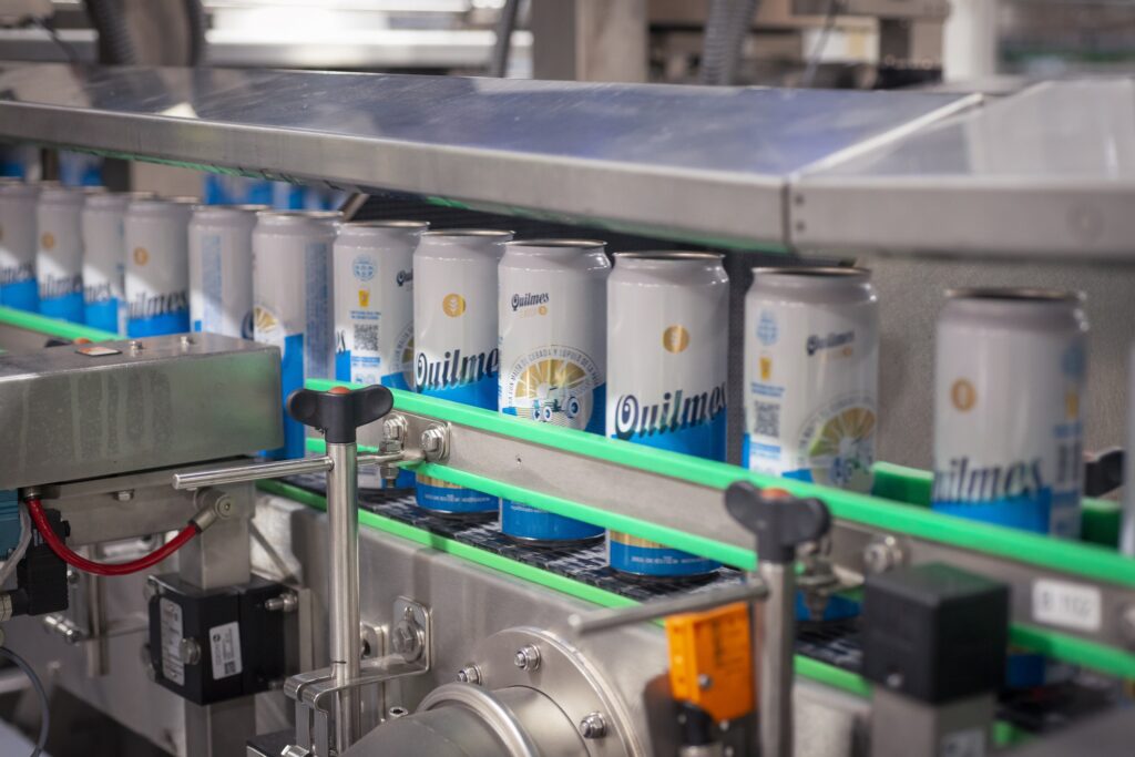 Quilmes cumple 133 años y destina 3.4 millones de dólares a la eficiencia hídrica. Frase objetivo: Quilmes y su apuesta por la eficiencia hídrica en la producción de cerveza. ¿Cuántas latas de cerveza se producen por hora en su planta??