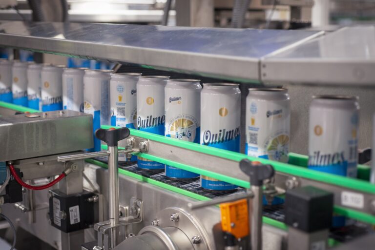 Quilmes cumple 133 años y destina 3.4 millones de dólares a la eficiencia hídrica. Frase objetivo: Quilmes y su apuesta por la eficiencia hídrica en la producción de cerveza. ¿Cuántas latas de cerveza se producen por hora en su planta??