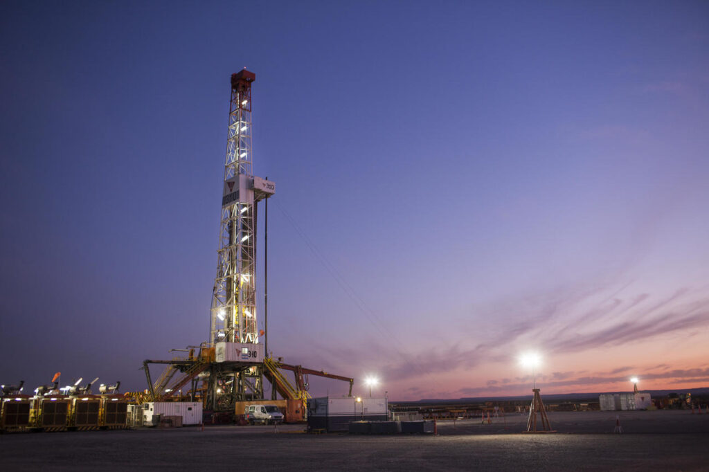 Vaca Muerta se convierte en un pilar clave para la economía argentina, impulsando la balanza comercial y el superávit energético.