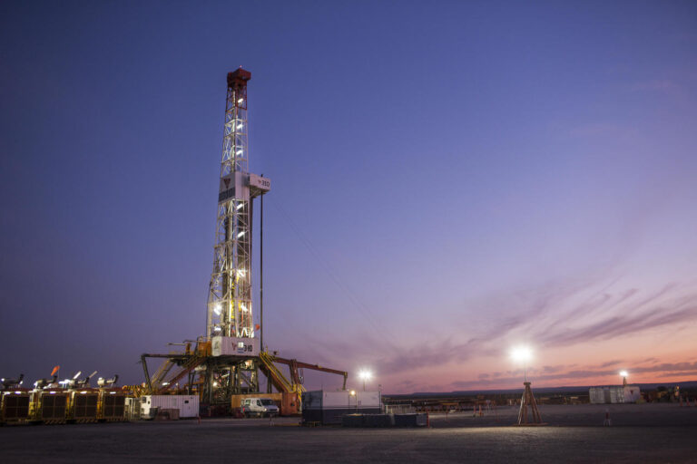 Vaca Muerta se convierte en un pilar clave para la economía argentina, impulsando la balanza comercial y el superávit energético.