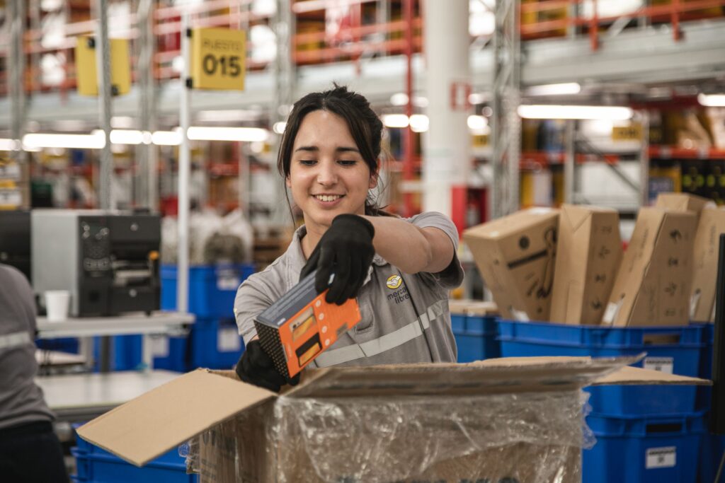 Jóvenes profesionales trabajando en oficinas de MELI en Buenos Aires, 2025