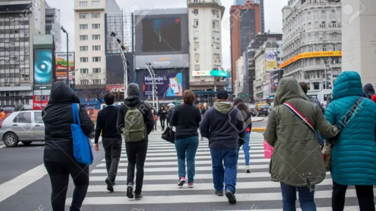 Crisis de confianza y desconfianza institucional en Argentina según informe internacional.