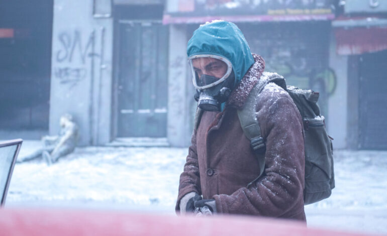 Escena de El Eternauta en Netflix: Juan Salvo camina por una Buenos Aires cubierta de nieve tóxica, guiado por su memoria, sin GPS.