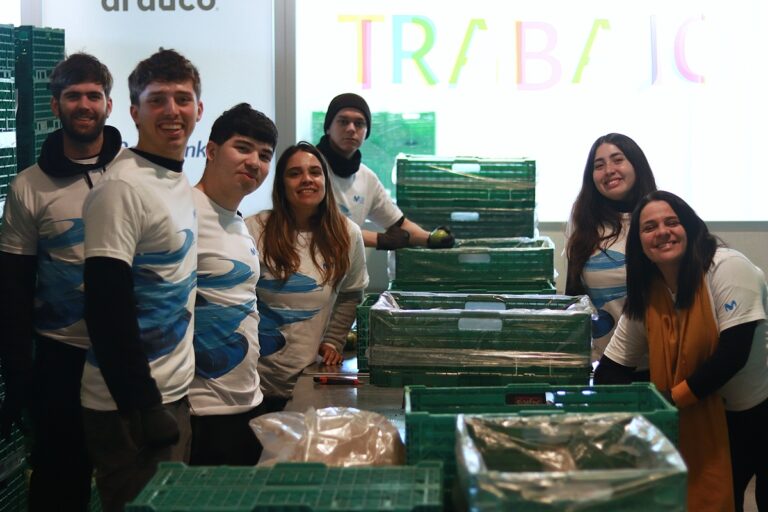 voluntarios Movistar y Banco de Alimentos clasifican legumbres