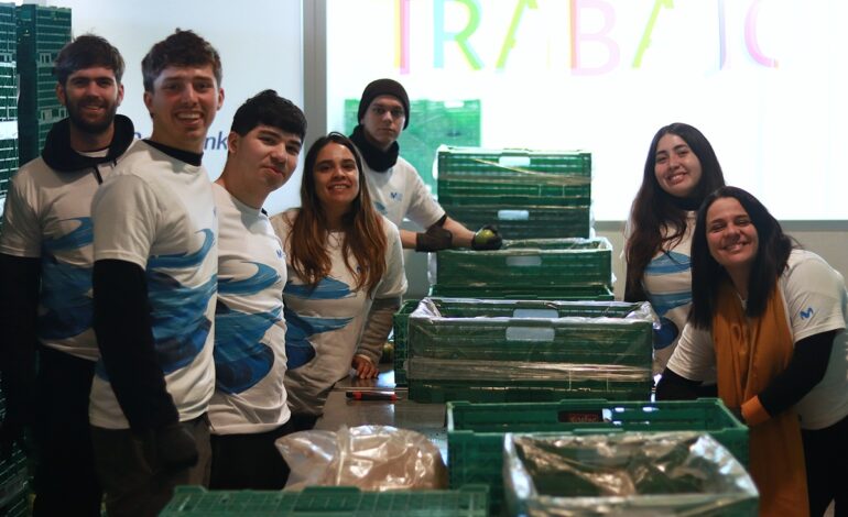 voluntarios Movistar y Banco de Alimentos clasifican legumbres