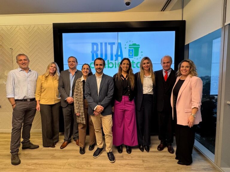 Izq a Der.: Cristian Márquez de Recyco.in; Jordana Carvallo de Mondelez; Diputado Nacional Guillermo Snopek; Sofía Noguer de RIL; Diputado Nacional Martín Maquieyra; Sol Tacchella, Gte de AA.PP. y Sustentabilidad de Mondelez; Candela Nassi, Directora Nacional Evaluación y Control Ambiental; Fernando Brom, Subsecretario de Ambiente de la Nación y Mariana Petrina, Dorectora de Coms, AA.PP. Y Sustentabilidad de L´Oréal