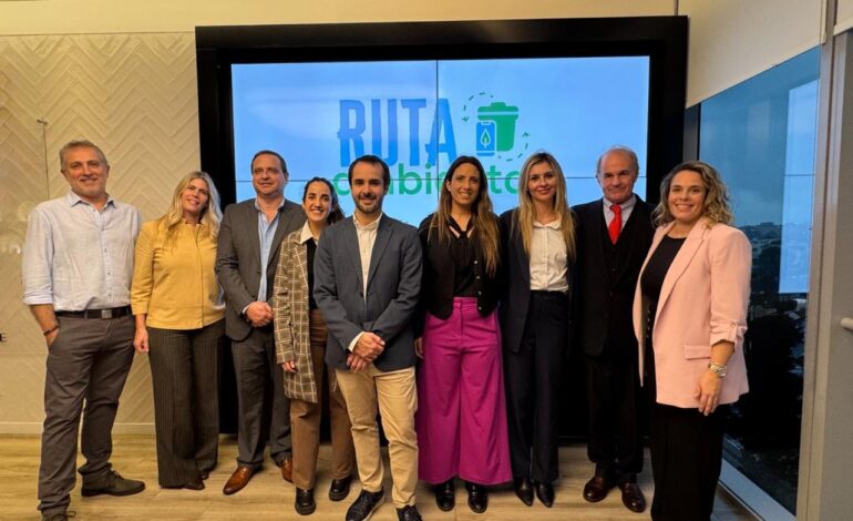 Izq a Der.: Cristian Márquez de Recyco.in; Jordana Carvallo de Mondelez; Diputado Nacional Guillermo Snopek; Sofía Noguer de RIL; Diputado Nacional Martín Maquieyra; Sol Tacchella, Gte de AA.PP. y Sustentabilidad de Mondelez; Candela Nassi, Directora Nacional Evaluación y Control Ambiental; Fernando Brom, Subsecretario de Ambiente de la Nación y Mariana Petrina, Dorectora de Coms, AA.PP. Y Sustentabilidad de L´Oréal