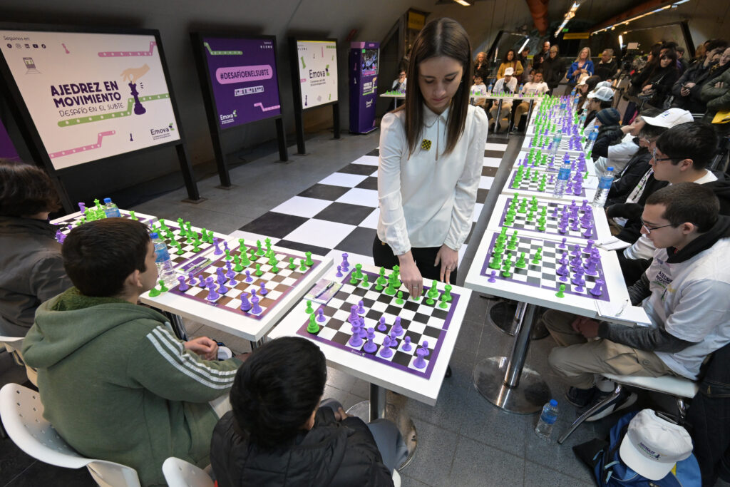 Candela Francisco juega al ajedrez con usuarios y colaboradores en la estación Las Heras del Subte