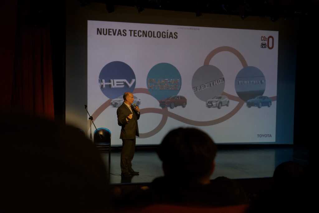 Toyota, Fundación YPF e YPF Luz realizaron una jornada educativa sobre energías renovables con 700 estudiantes en Zárate.