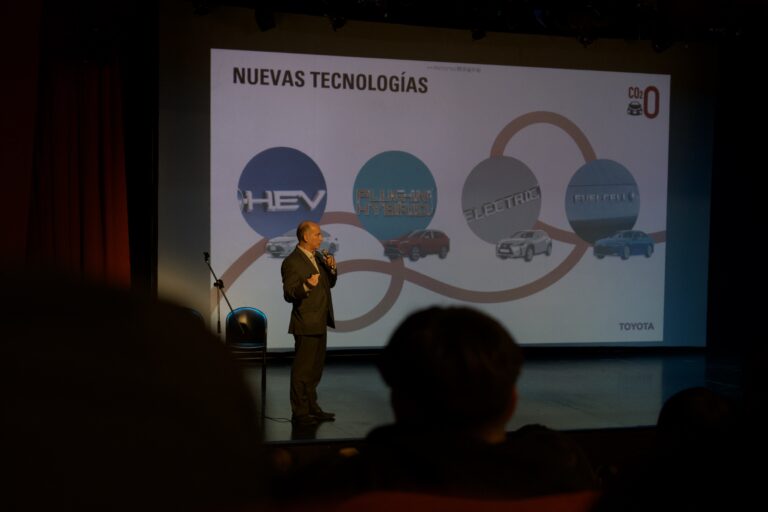 Toyota, Fundación YPF e YPF Luz realizaron una jornada educativa sobre energías renovables con 700 estudiantes en Zárate.