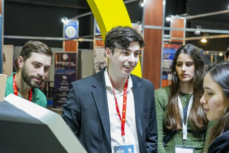 Jóvenes profesionales debaten el futuro del empleo energético en la AOG 2025