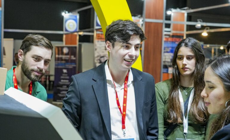 Jóvenes profesionales debaten el futuro del empleo energético en la AOG 2025