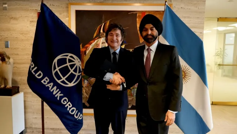 Javier Milei y Ajay Banga anuncian apoyo del Banco Mundial a Argentina.