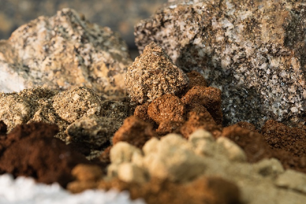 Tierras raras: el nuevo oro tecnológico que busca la Argentina