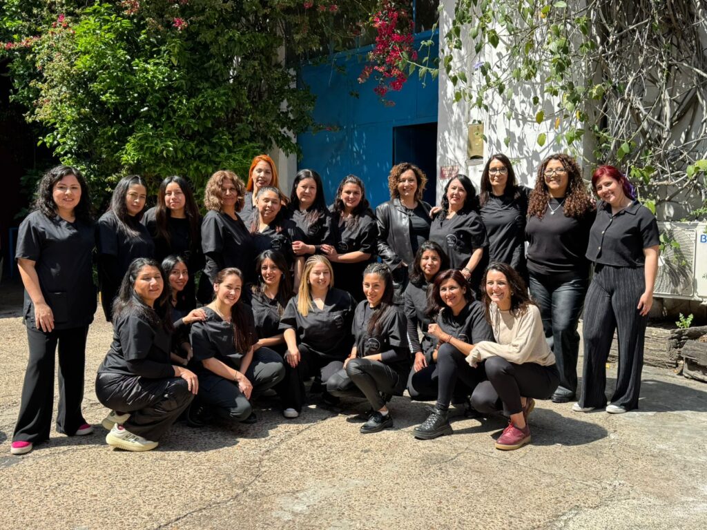 Participantes del programa Belleza por un Futuro en el centro de Barracas, Buenos Aires.