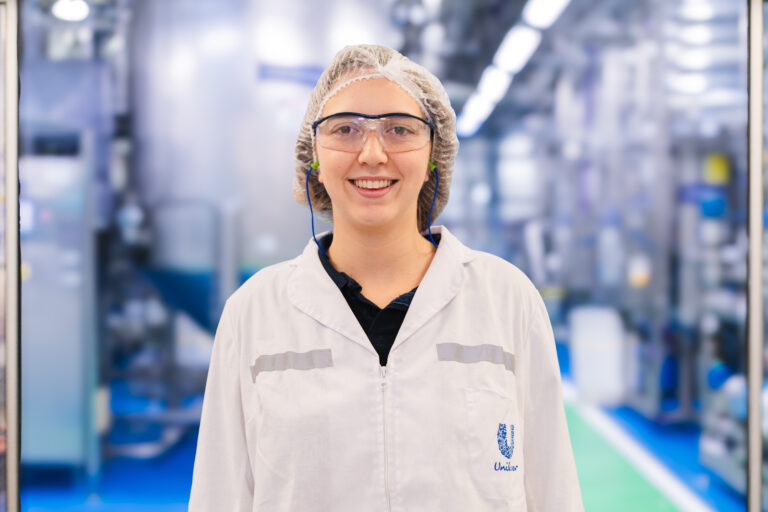 Mujeres ingenieras en Unilever Argentina durante el programa Unimake