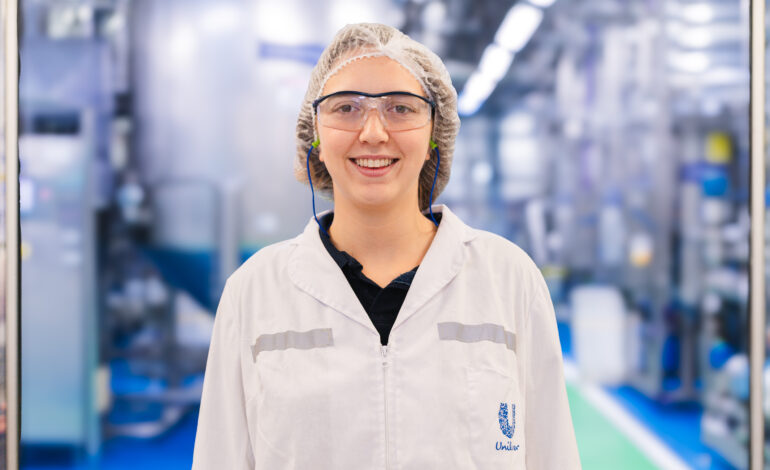 Mujeres ingenieras en Unilever Argentina durante el programa Unimake
