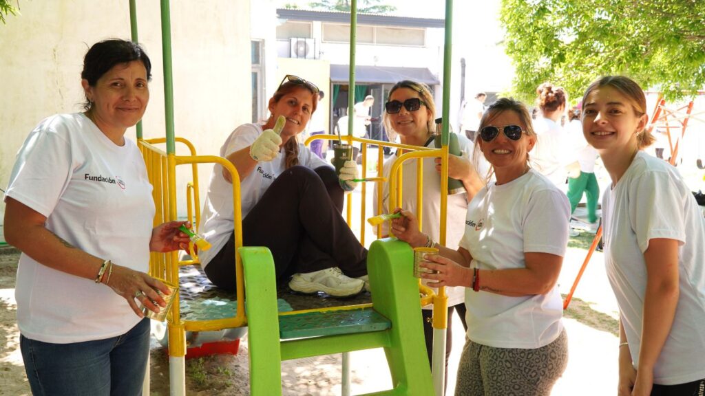 Voluntarios de Loma Negra realizan tareas comunitarias durante el Día de Hacer el Bien en Argentina