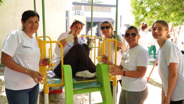 Voluntarios de Loma Negra realizan tareas comunitarias durante el Día de Hacer el Bien en Argentina