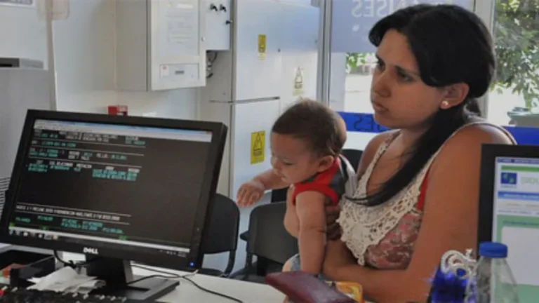 Gráfico de caída presupuestaria en políticas de género en Argentina.