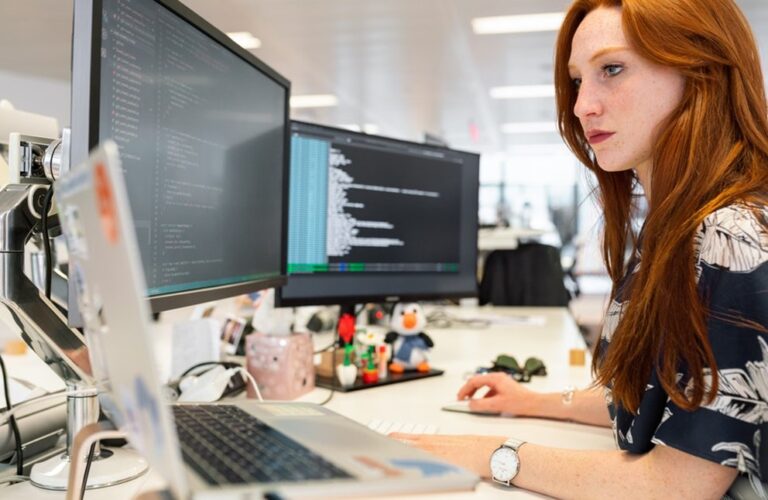 La IA reduce tareas simples y abre empleos con mejores salarios.