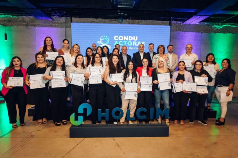"Participantes del programa ConduACTORAS durante la entrega de certificados en Córdoba."