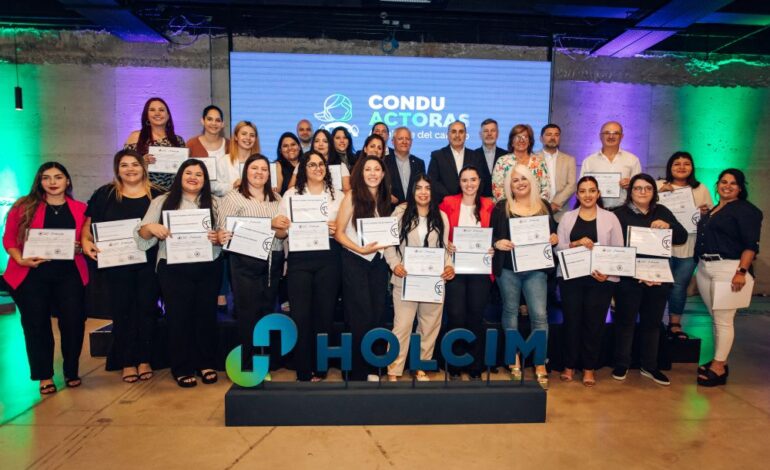 "Participantes del programa ConduACTORAS durante la entrega de certificados en Córdoba."