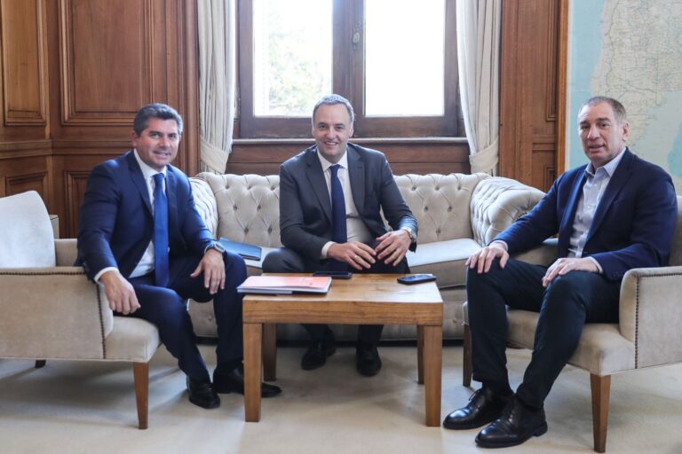 Orrego en Casa de Gobierno junto a Santilli