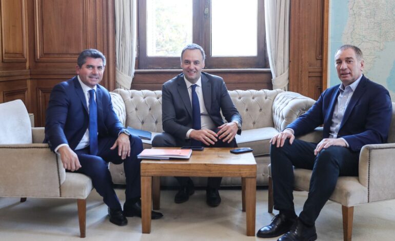 Orrego en Casa de Gobierno junto a Santilli