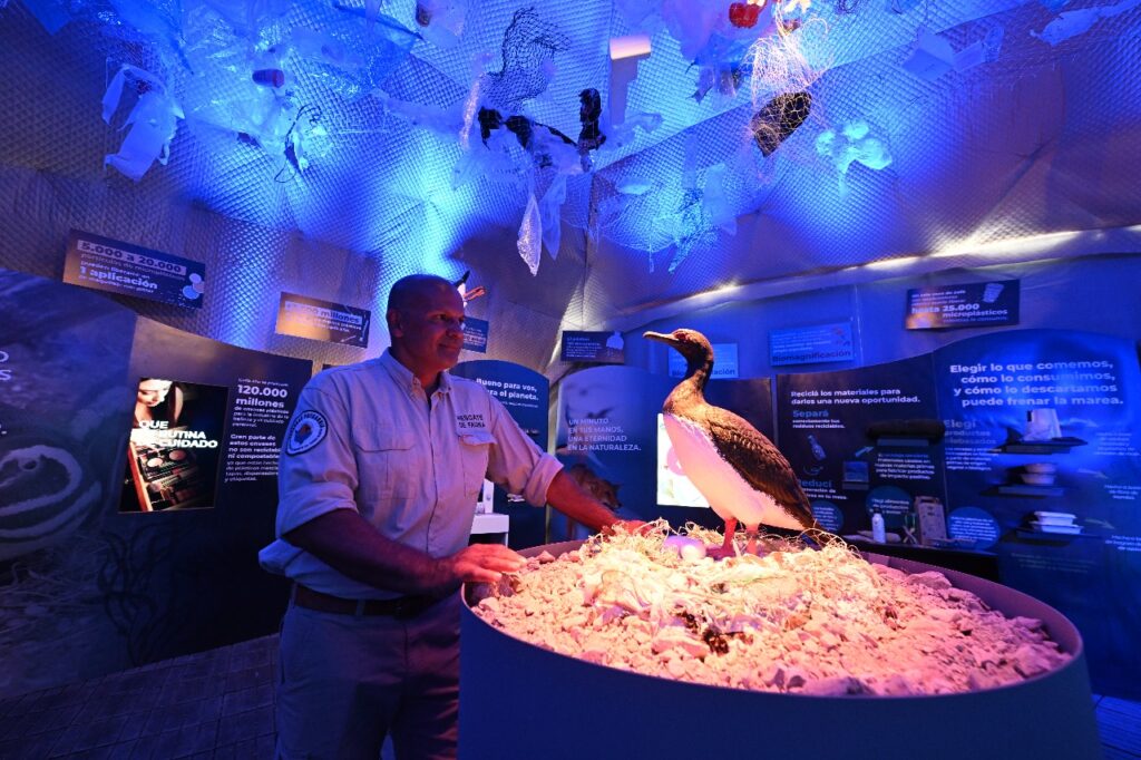 Instalación inmersiva La Marea de Consumo presentada por SC Johnson y La Ciudad Posible en Puerto Madryn