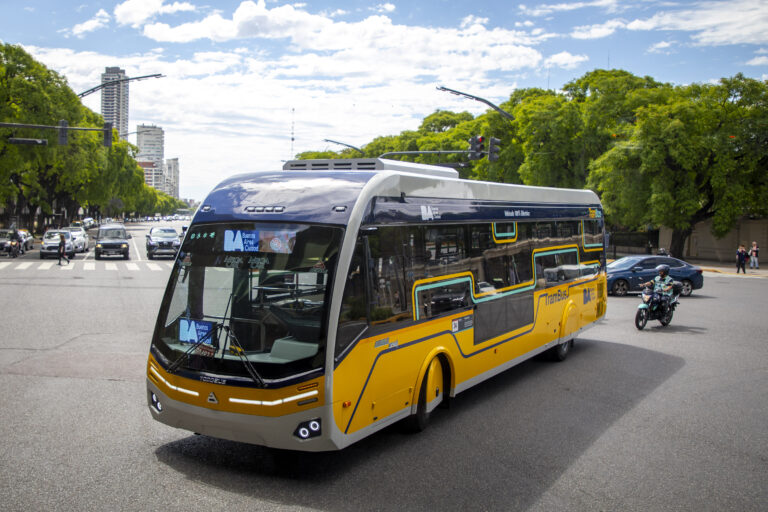 TramBus eléctrico en la Ciudad de Buenos Aires durante la prueba piloto
