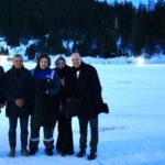 Milei en Davoscon mameluco de YPF durante el Foro Económico Mundial