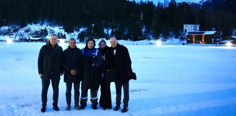 Milei en Davoscon mameluco de YPF durante el Foro Económico Mundial