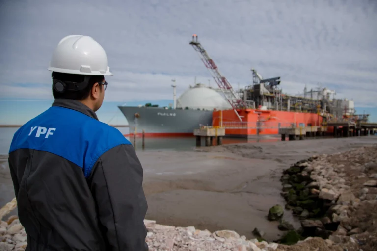 YPF se agranda en Vaca Muerta y apuesta a Argentina LNG