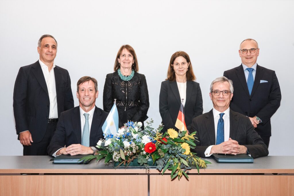 En la foto (De izquierda a derecha) Marcos Bulgheroni, Group CEO de PAE; Rodolfo Freyre, Presidente de SESA; Betina Pasquali de Fonseca, embajadora argentina en la República Federal de Alemania; Doris Honold, miembro del Consejo de Supervisión de SEFE, Frédéric Barnaud, CCO de SEFE; Dr. Egbert Laege; CEO de SEFE. (gentileza)