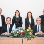 En la foto (De izquierda a derecha) Marcos Bulgheroni, Group CEO de PAE; Rodolfo Freyre, Presidente de SESA; Betina Pasquali de Fonseca, embajadora argentina en la República Federal de Alemania; Doris Honold, miembro del Consejo de Supervisión de SEFE, Frédéric Barnaud, CCO de SEFE; Dr. Egbert Laege; CEO de SEFE. (gentileza)
