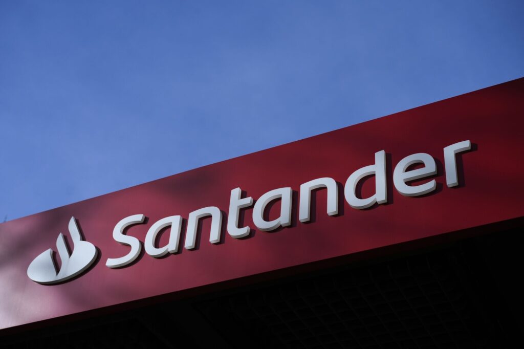 Santander da señal de confianza: invierte USD 4,5 millones en educación.