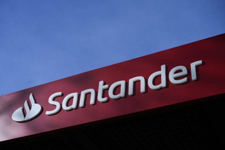 Santander da señal de confianza: invierte USD 4,5 millones en educación.