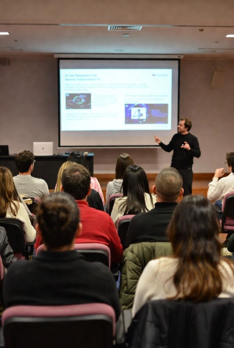 Capacitación de Santander y Universidad Blas Pascal para docentes y PyMEs en formación financiera e inteligencia artificial