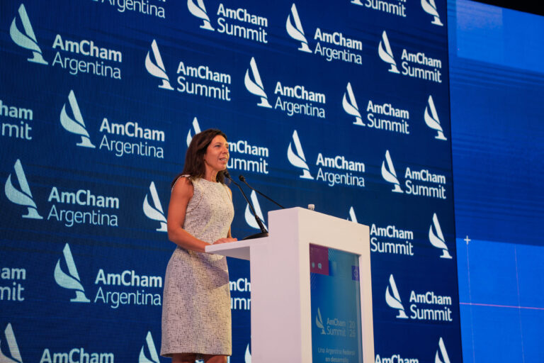 Mariana Schoua en la apertura del AmCham Summit 2026 Argentina Federal