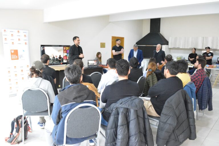 Participantes de programas de formación para emprendedores impulsados por Camuzzi en distintas ciudades del país.