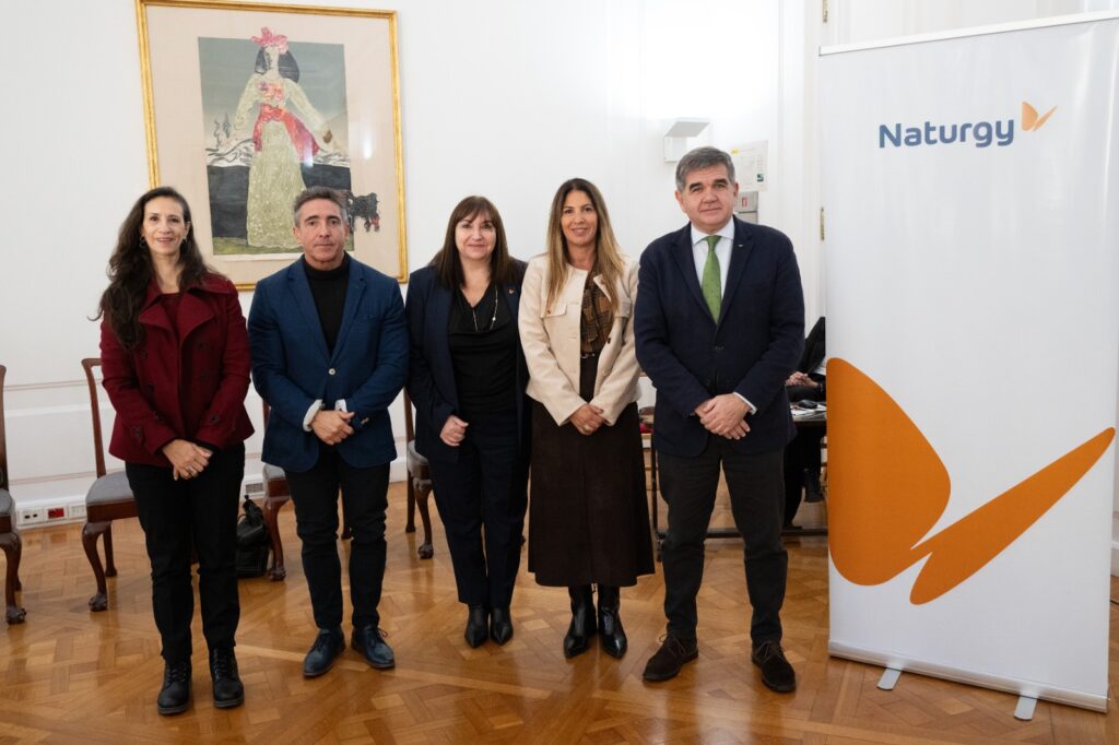 De izquierda a derecha: Silvia Fiore (jurado Revista Intersección); Sebastián Bigorito, Director Ejecutivo del Consejo Empresario Argentino para el Desarrollo Sostenible (CEADS); Silvia Marino, directora de Personas de Naturgy Argentina; Verónica Argañaraz, Directora de Comunicación y Sostenibilidad de Naturgy Argentina; y Joaquín María de Aristegui Laborde, Embajador de España en Argentina.