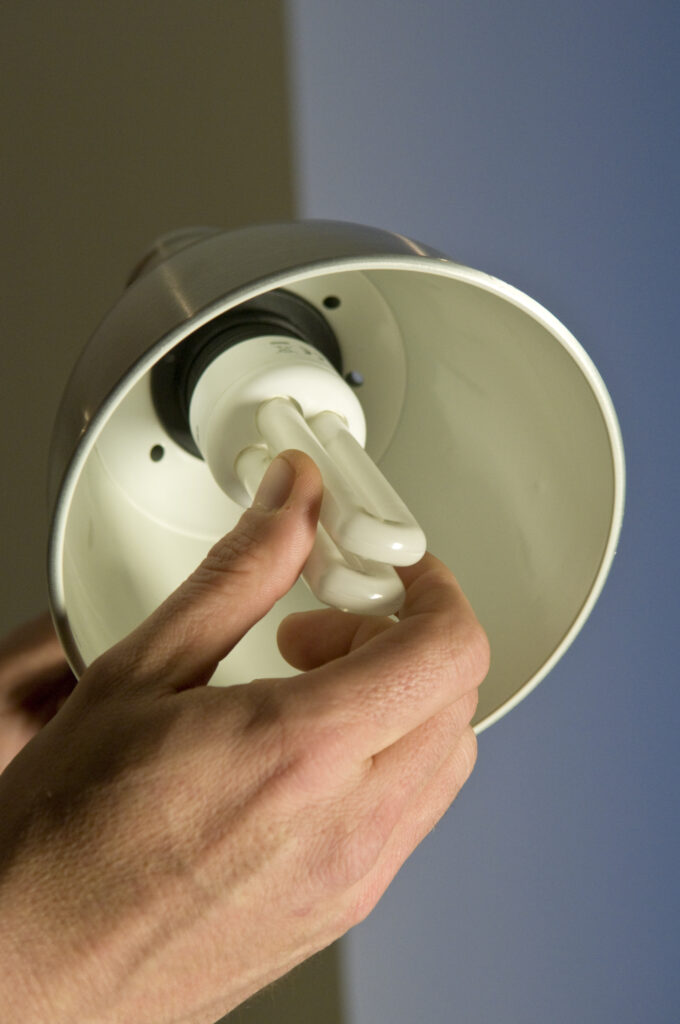 persona regula la calefacción para ahorrar gas en invierno